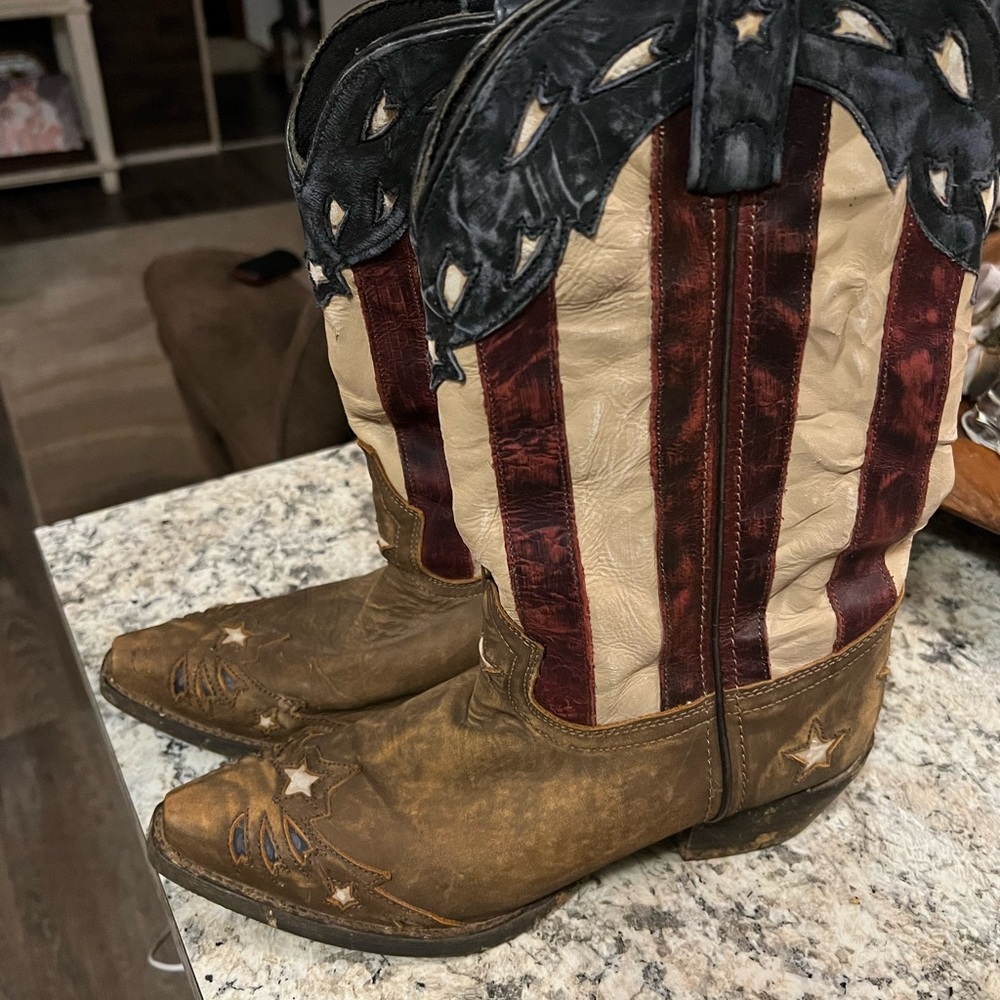 Size 9. Only been work maybe 3 times. Just don’t wear boots a lot.